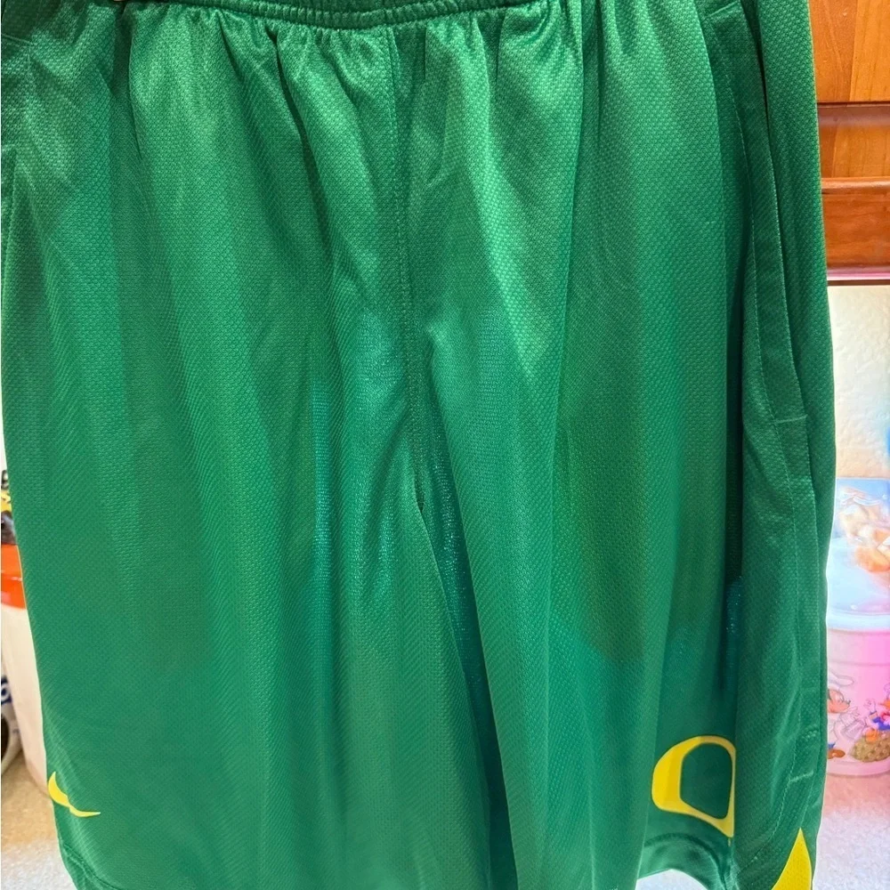 NIKE Dri-fit Oregon Ducks Men’s Sz M Green Athletic Basketball Shorts Yellow O